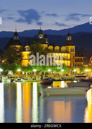 Le château illuminé de Velden au lac Woerthersee dans la soirée, Carinthie, Autriche, Europe Banque D'Images