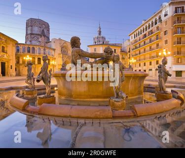 Fontaine de Turia et Catedral de Santa Maria de Valencia dans la soirée, Plaza de la Virgen, Valence, Espagne, Europe Banque D'Images