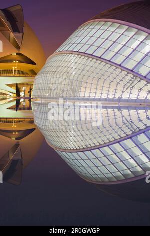 Cinéma IMAX l'Hemisferic et Palau des Arts Reina Sofia de nuit, Ciudad de las Artes y de las Ciencias, Valence, Espagne, Europe Banque D'Images