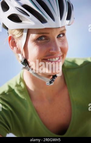 Femme portant un casque de vélo, lac Starnberg, Bavière, Allemagne Banque D'Images