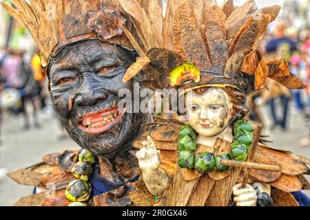 Homme sans dents tenant une poupée Saint Santo Nino, festival ATI Atihan, Kalibo, Aklan, île Panay, Visayas, Philippines Banque D'Images