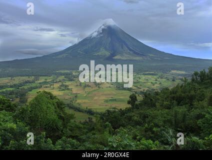 Volcan Mayon près de la ville de Legazpi, Legazpi, île de Luzon, Philippines, Asie Banque D'Images