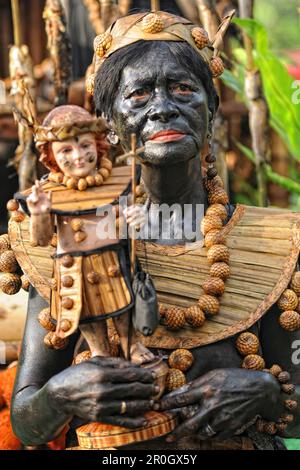 Vieille femme tenant un figur de Santo Nino, festival d'ATI Atihan, Kalibo, Aklan, île de Panay, Visayas, Philippines Banque D'Images