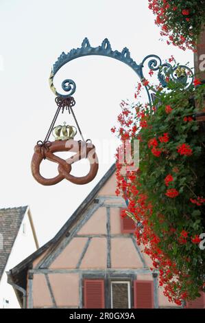 Decorative sign sur l'extérieur d'une boutique à Eguisheim, près de Colmar, Alsace, France Banque D'Images