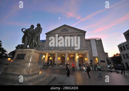 Théâtre National allemand avec Goethe et Schiller mémorial sur la place du théâtre, Weimar, Thuringe, Allemagne Banque D'Images