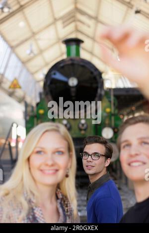 Les étudiants dans le musée des transports, le Deutsches Museum, Musée Allemand, Munich, Bavière, Allemagne Banque D'Images