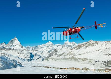 Hélicoptère de l'Air Zermatt au départ de la New Monte Rosa Hut, avec Matterhorn en arrière-plan, Zermatt, Valais, Suisse Banque D'Images
