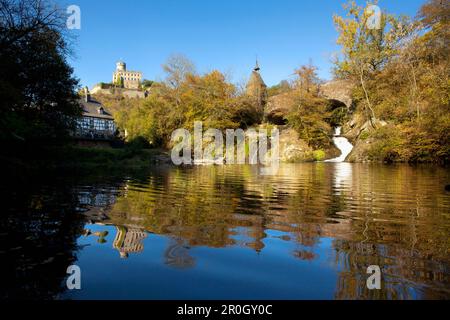 Moulin à un étang, chapelle et pont à travers Elzbach creek, château de Pyrmont au soleil, Eifel, Rhénanie-Palatinat, Allemagne, Europe Banque D'Images