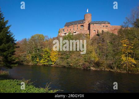 Château de Hengebach, au-dessus de la vallée de Rur au soleil, près de Heimbach, Parc National de l'Eifel, Rhénanie-du-Nord-Westphalie, Allemagne, Europe Banque D'Images