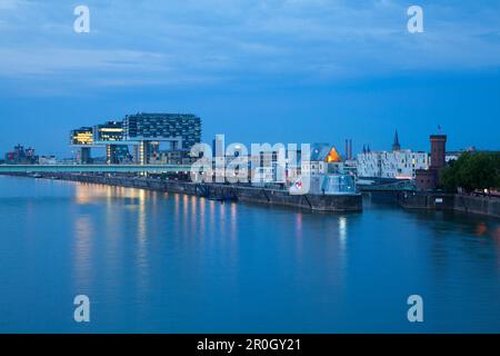 Vue sur le Rhin jusqu'au port de Rheinau, musée du chocolat et tour Malakoff dans la soirée, Cologne, Rhénanie-du-Nord-Westphalie, Allemagne, Europe Banque D'Images