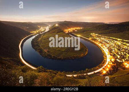 Vue du vignoble de Bremmer Calmont à la sinuosité de la Moselle en soirée, Bremmm, Moselle, Rhénanie-Palatinat, Allemagne, Europe Banque D'Images