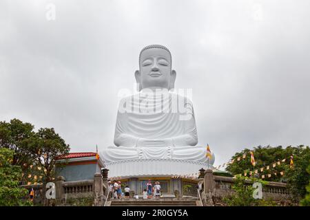 Collines de Bà Nà, Vietnam - 22 août 2018 : statue de Bouddha blanc à la Pagode de l'Ung de Linh, dans les collines de Bà Nà, au Vietnam. Banque D'Images