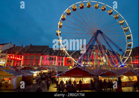 Grande roue éclairée, marché de Noël et quartier historique, Mulhouse, Alsace, France Banque D'Images