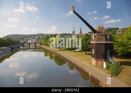 Avis de crane Saarkran et Vieux Pont de la Sarre au soleil, Sarrebruck, Sarre, Allemagne, Europe Banque D'Images