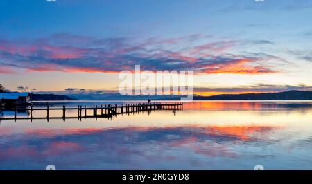 Nuages pouehn au-dessus du lac Starnberg, massif de Wetterstein en arrière-plan, percha, Starnberg, haute-Bavière, Allemagne Banque D'Images