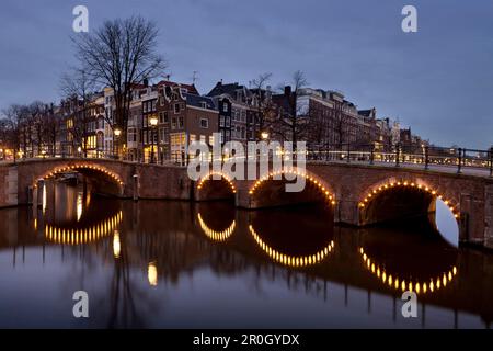 Sept ponts, la convergence de l'un des plus beaux et des canaux, Reguliersgracht Amsterdam, Pays-Bas Banque D'Images