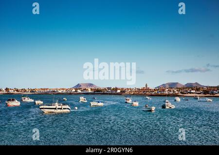 Bateaux dans la baie de Corralejo, Fuerteventura, îles Canaries, Espagne Banque D'Images