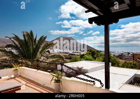 Vue depuis une terrasse sur Yaiza, Lanzarote, Canary Islands, Spain, Europe Banque D'Images
