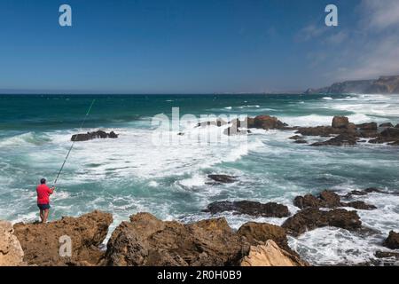 Surfez sur la plage Praia da Castelejo, côte Atlantique, Algarve, Portugal, Europe Banque D'Images