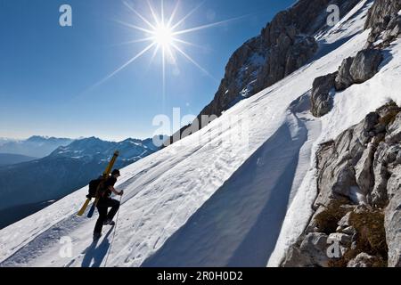 Du ski sur la montagne enneigée, Via Ferrata, Alpspitze, Alpes, Bavaria, Germany, Europe Banque D'Images