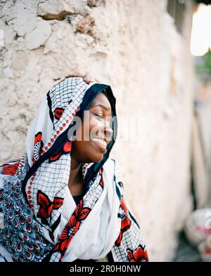 Femme portant Kanga, dans le village de Jambiani, sud-est, Zanzibar, Tanzanie, Afrique de l'est Banque D'Images