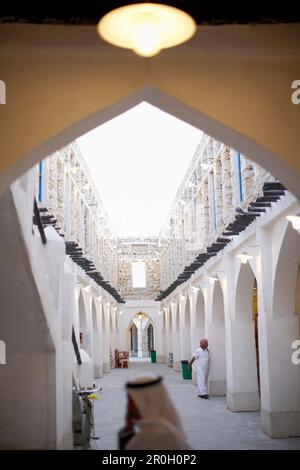 Ancien souq restauré dans la soirée, Doha, Qatar Banque D'Images