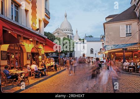 La Place du Tertre et de la basilique du Sacré-Cœur dans la soirée, Montmartre, Paris, France, Europe Banque D'Images