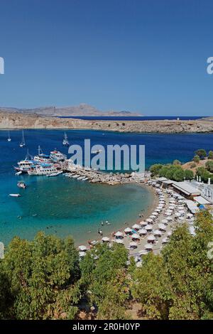 Plage de Pallas dans la lumière du soleil, Lindos, Rhodes, Dodécanèse, Grèce, Europe Banque D'Images