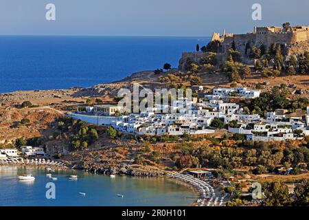 Vue sur la plage de Pallas et les vestiges de l'acropole, Lindos, Rhodes, îles Dodécanèse, Grèce, Europe Banque D'Images