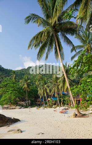 Bungalows sur la plage de Thong Reng, l'île de Koh Phangan, Thaïlande Banque D'Images