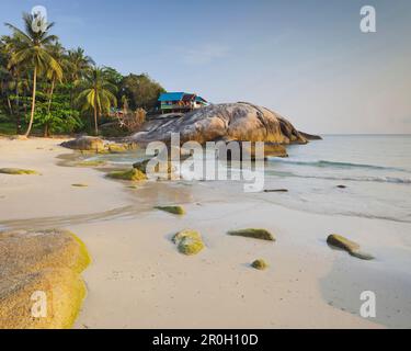 Bungalows sur la plage de Thong Reng, l'île de Koh Phangan, Thaïlande Banque D'Images