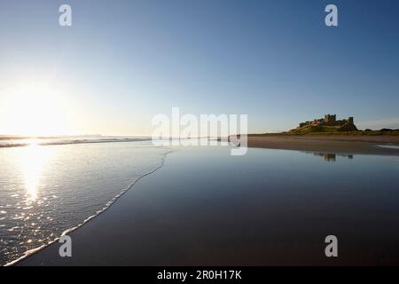 Plage ci-dessous château de Bamburgh, Bamburgh, Northumberland, Angleterre, Grande-Bretagne, Europe Banque D'Images