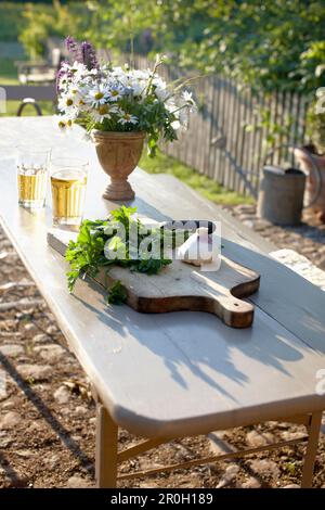Table avec un bouquet de fleurs et herbes fraîches dans un jardin, Klein Thurow, Roggendorf, Mecklenburg-Poméranie occidentale, Allemagne Banque D'Images