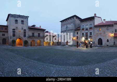 Tour Torre de Don Borja et le restaurant El Castillo dans la vieille ville dans la soirée, Plaza Mayor, Santillana del Mar, Camino de la Costa, Camino de Banque D'Images