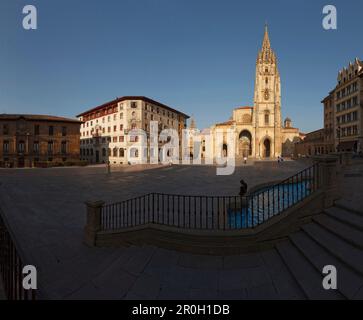 Palacio de Valdecarzana-Heredia, palais, 17th et 18th siècles, Catedral de San Salvador, cathédrale, gothique, Oviedo, Camino Primitivo, Camino de Santi Banque D'Images