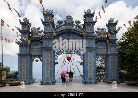 Bà Nà Hills, Vietnam - 22 août 2018 : la Pagode Linh Ung dans les collines Bà Nà, près de Da Nang, Vietnam. Les collines Bà Nà sont situées dans la montagne du fils Truong Banque D'Images