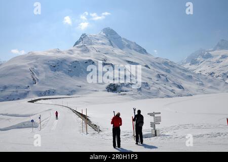 Les gens au niveau du réservoir sur la hauteur au Bieler, Silvretta Montafon, Vorarlberg, Autriche, Europe Banque D'Images