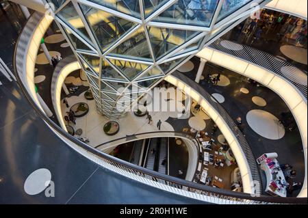 Vue de l'intérieur du centre commercial MyZeil, conçue par Massimiliano Fuksas, Francfort, Hesse, Germany, Europe Banque D'Images