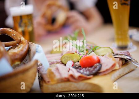 Gros plan d'une collation avec bretzel et bière Banque D'Images