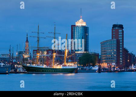 Bateau à voile Alexander von Humboldt 2 au port dans la soirée, Hafen City, Hambourg, Allemagne, Europe Banque D'Images