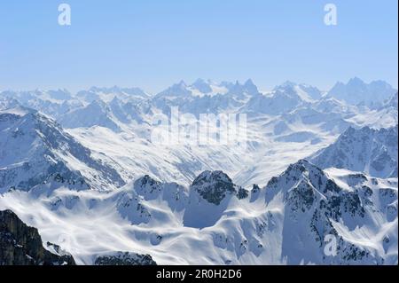 Vue sur la chaîne de montagnes de Silvretta avec Dreilaenderspitze, Piz Buin, Silvrettahorn et Piz Verstancla, Sulzfluh, Raetikon, Montafon, Vorarlberg, Autriche Banque D'Images
