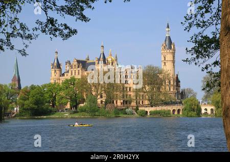 Lac Schweriner Voir avec château et cathédrale, Schwerin, Mecklenburg-Ouest Pomerania, Allemagne, Europe Banque D'Images