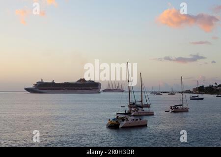 Bateaux dans le port de Roseau, Mer des Caraïbes, Dominique, Antilles Leeward, Petites Antilles, Antilles, Caraïbes, Antilles, Amérique centrale, Amérique du Nord Banque D'Images