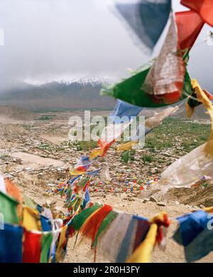 Vue à travers les drapeaux de prières bouddhistes sur le capital Leh, Ladakh vallée de l'Indus, le Jammu-et-Cachemire, l'Inde Banque D'Images