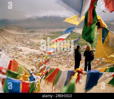 Vue à travers les drapeaux de prières bouddhistes sur le capital Leh, Ladakh vallée de l'Indus, le Jammu-et-Cachemire, l'Inde Banque D'Images