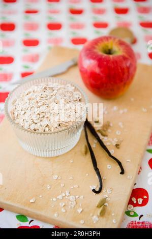 Muesli avec flocons d'avoine et de pomme, céréales, granola, petit déjeuner, maison, Bavière, Allemagne Banque D'Images