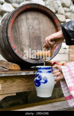 Cidre de pomme dans un fût en bois, maison, Bavière, Allemagne Banque D'Images