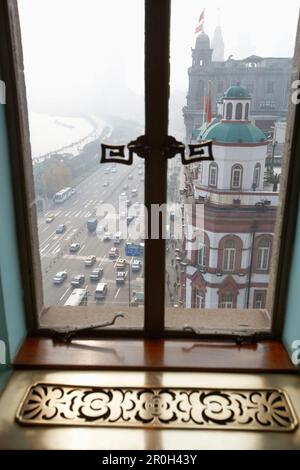 Vue d'une fenêtre un hôtel sur Nanjing Road avec le Bund au fleuve Huangpu, Shanghai, Chine Banque D'Images