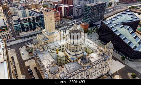 Vue aérienne de l'Albert Dock et de l'emblématique Royal Liver Building dans la ville de Liverpool, en Angleterre Banque D'Images