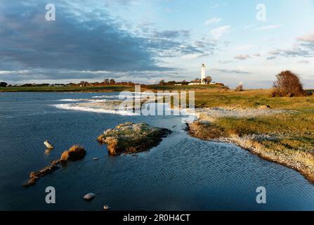 Vue sur le phare Keldsnor FYR dans une baie, Haff Keldsnor, Bagenkop, île de Langeland, Danemark, Europe Banque D'Images